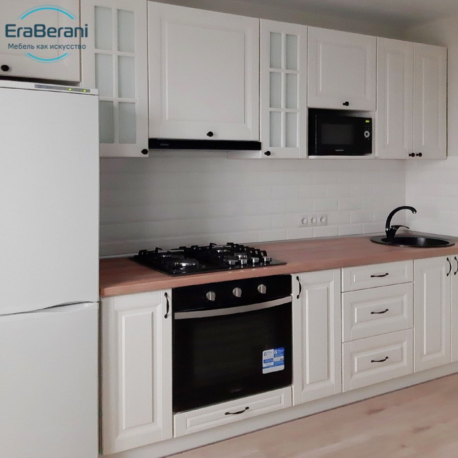 Белая кухня с черными ручками и черной столешницей
