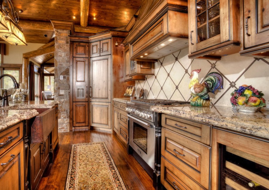 Кухни в стиле Шале в деревянном доме