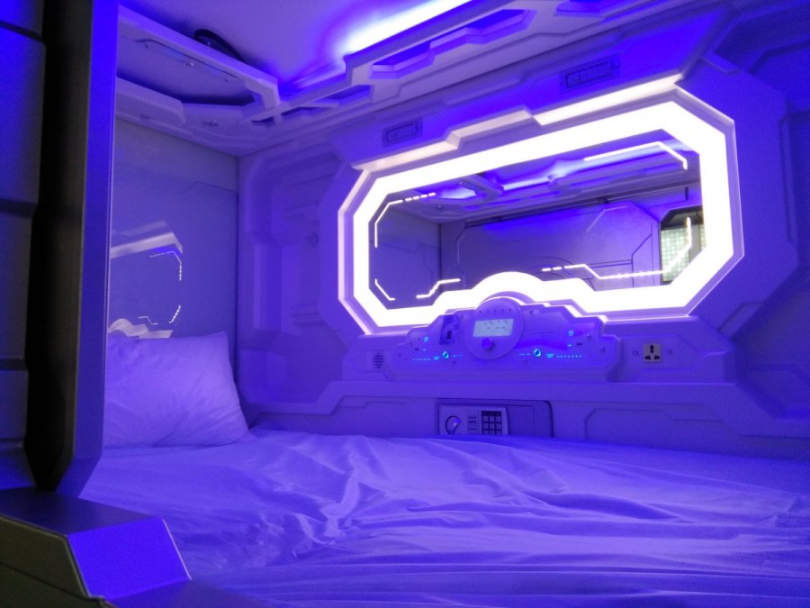 Человек в маленькой квартире