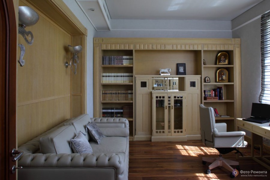 Интерьер домашнего кабинета с диваном