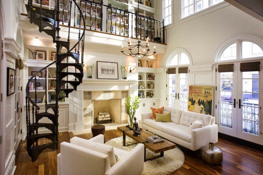 Интерьер гостиной с лестницей