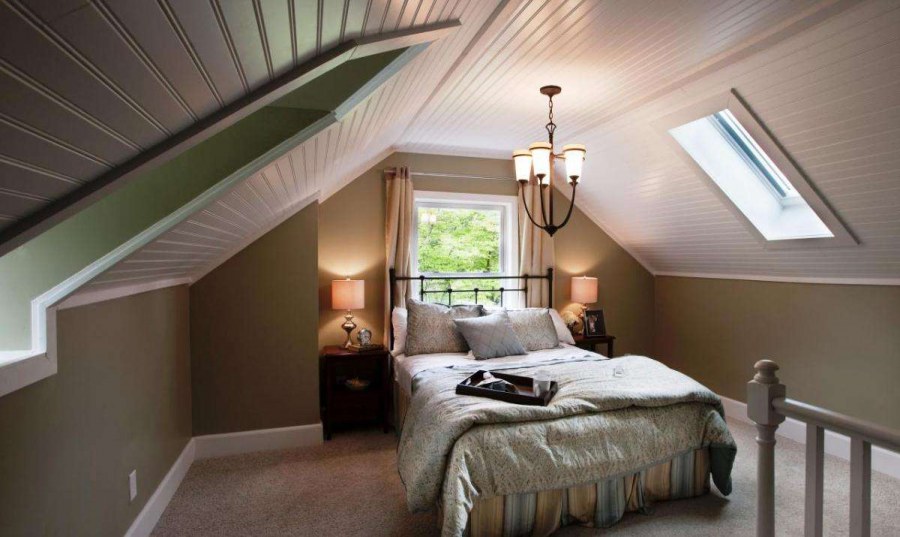 Интерьер спальни на мансардном этаже
