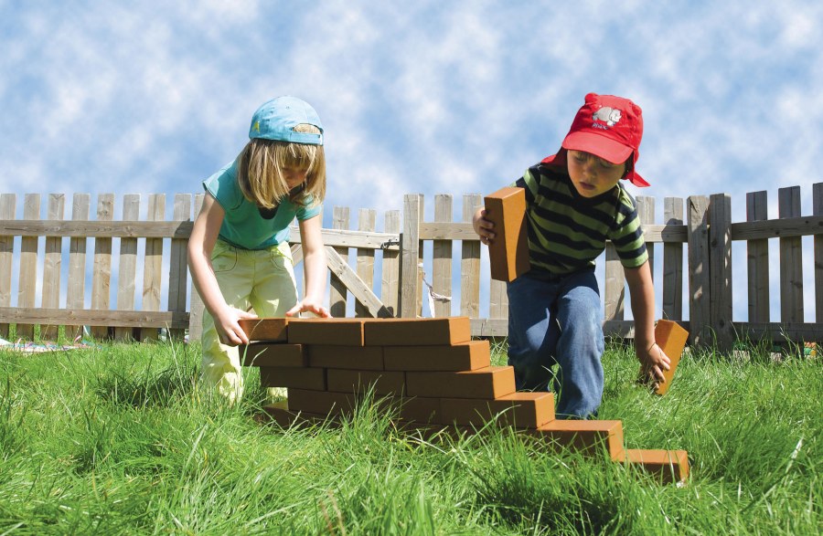 Дети строят
