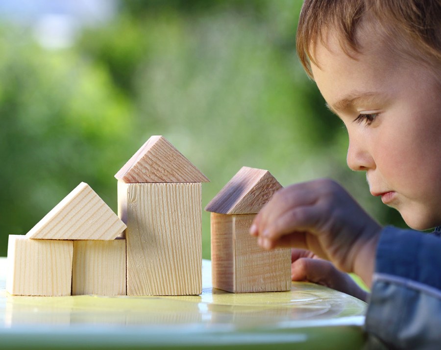 Ребенок строит домик из кубиков