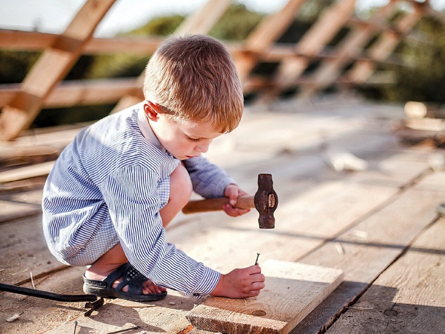 Мальчик с молотком