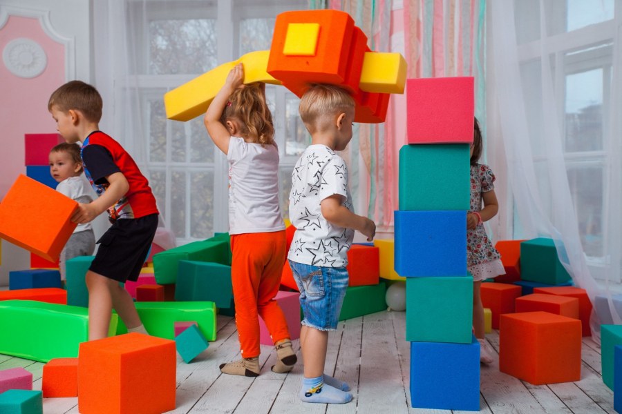 Дети играют в кубики