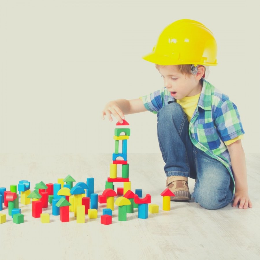 Ребенок собирает конструктор