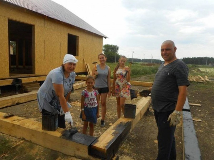 Многодетная семья строит дом