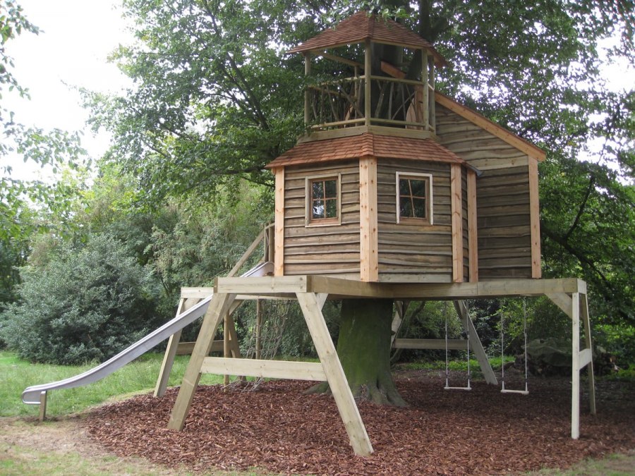 Домик на дереве на даче