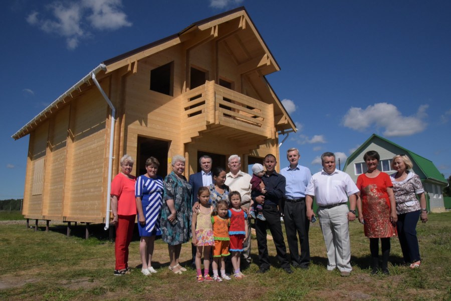 Многодетная семья дома