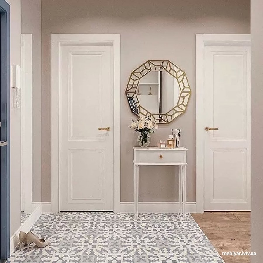 Комбинация плитки и ламината в прихожей