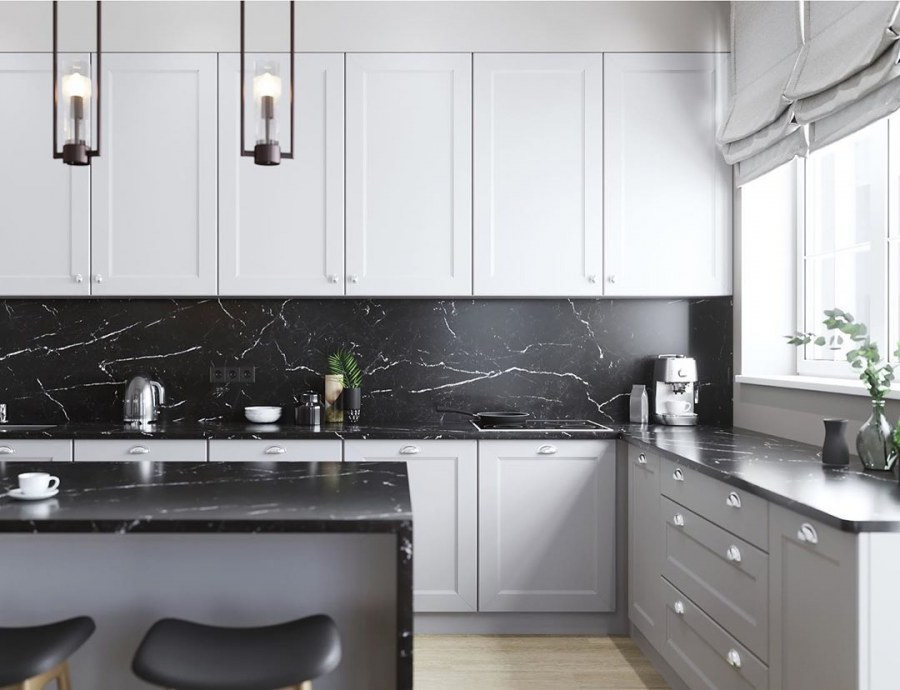 Кухня с черной столешницей и фартуком
