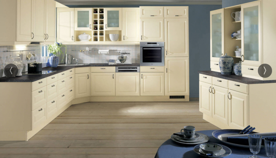 Кухонная комната светлая слоновая кость