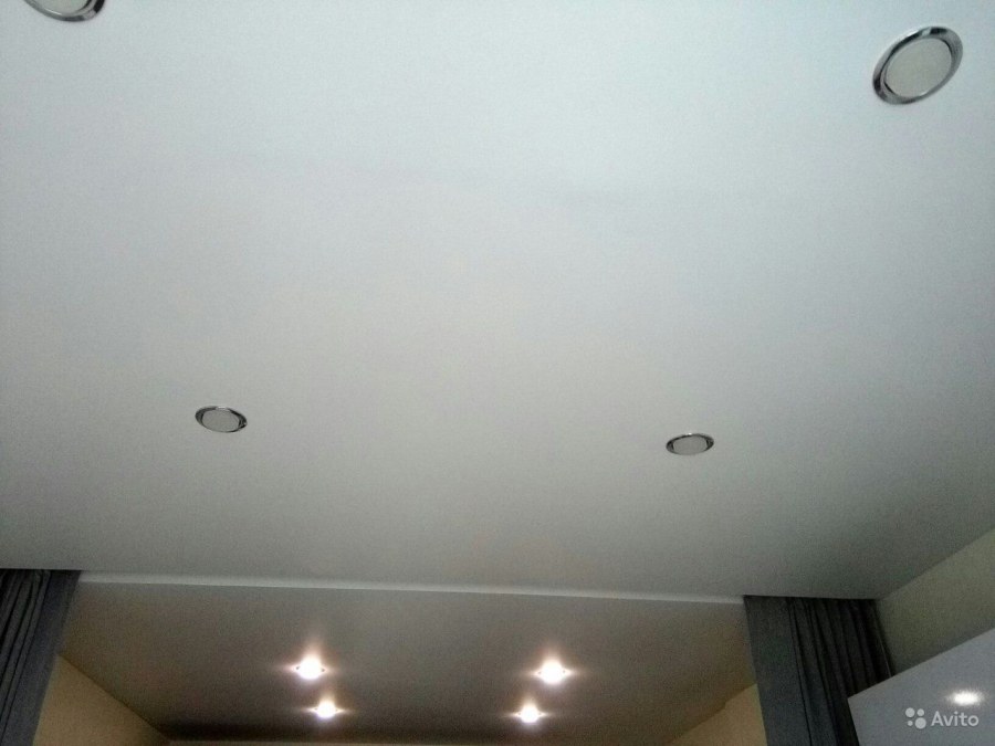 Натяжной потолок залило водой