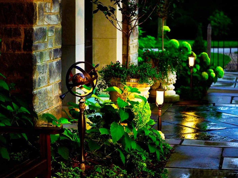 Уличное освещение в саду