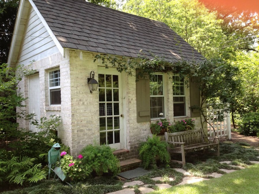 Маленький домик в саду