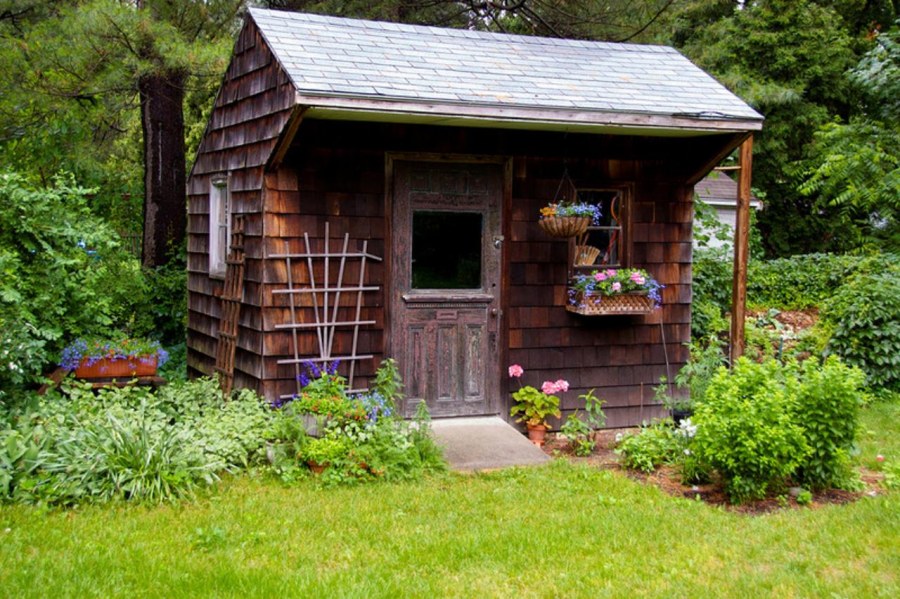 Оригинальный сарай на даче
