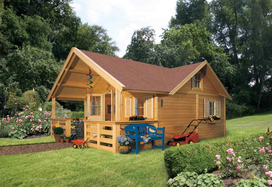 Небольшие летние домики на участке
