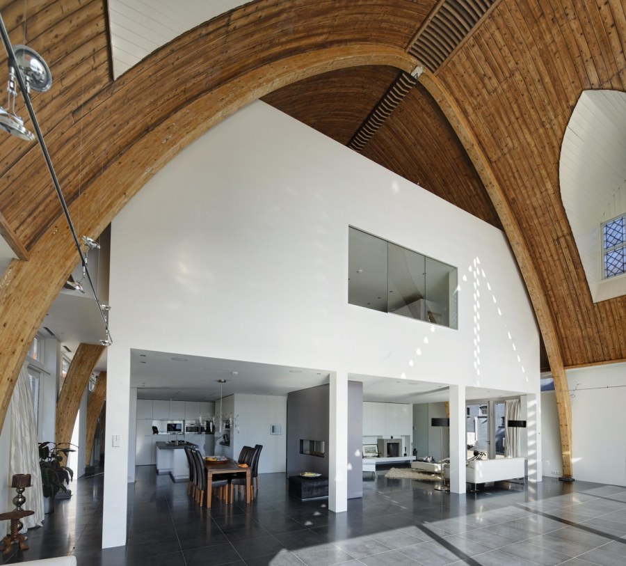 Деревянный сводчатый потолок