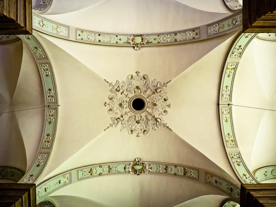 Сводчатый потолок в церкви