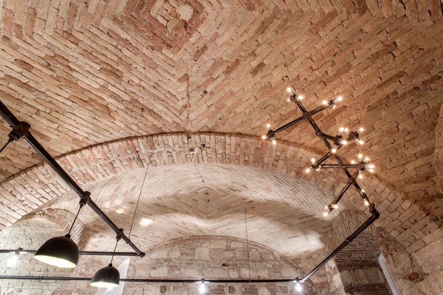 Сводчатый потолок из кирпича