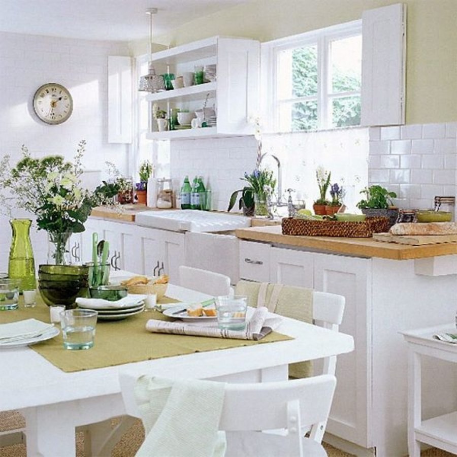 Уютные кухни белого и зеленого цвета