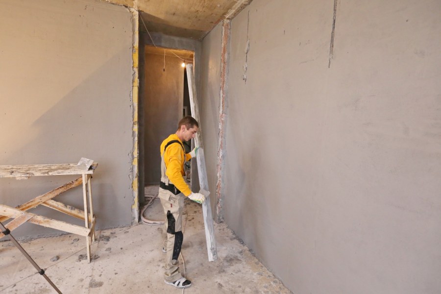 Шпаклевка трещин в стене