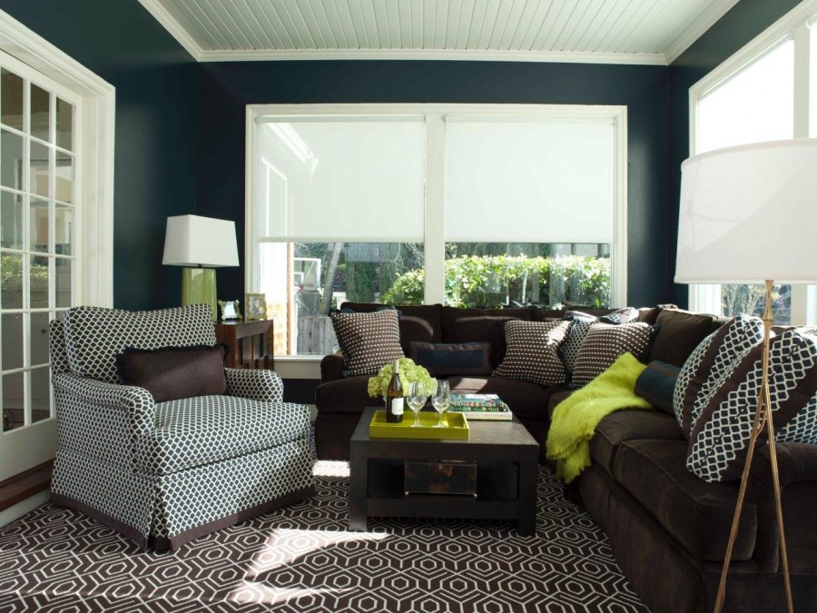 Гостиная в зеленом и коричневом цвете