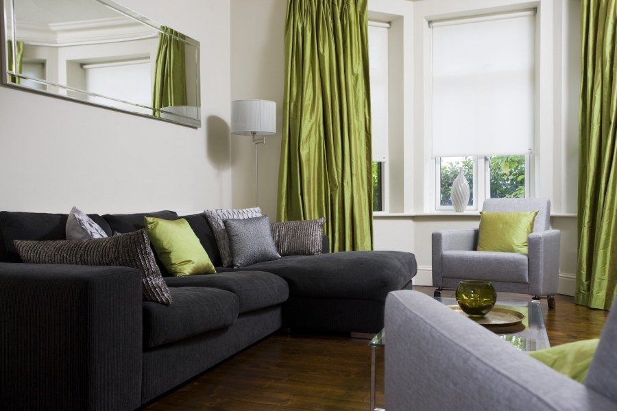 Шторы фисташкового цвета в интерьере гостиной