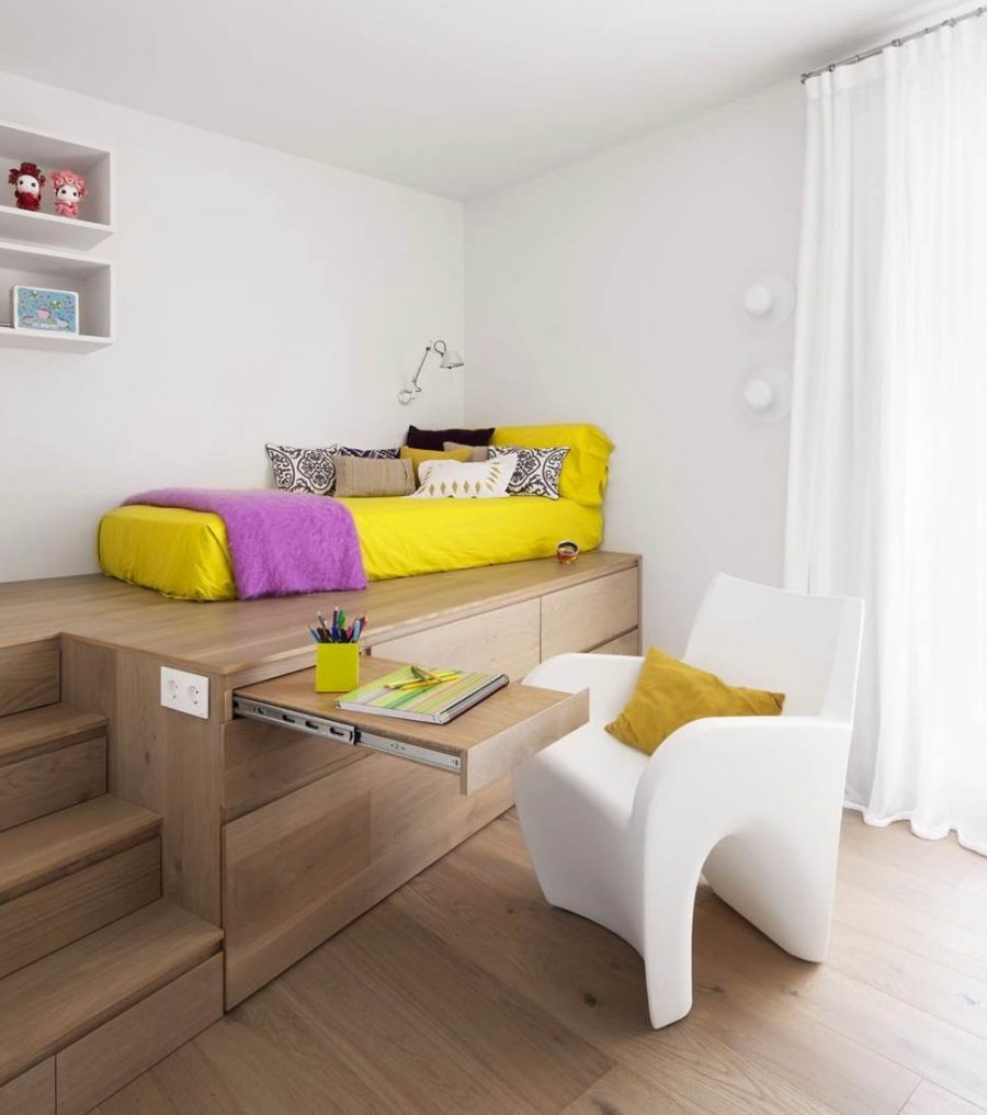 Кровать на подиуме в интерьере