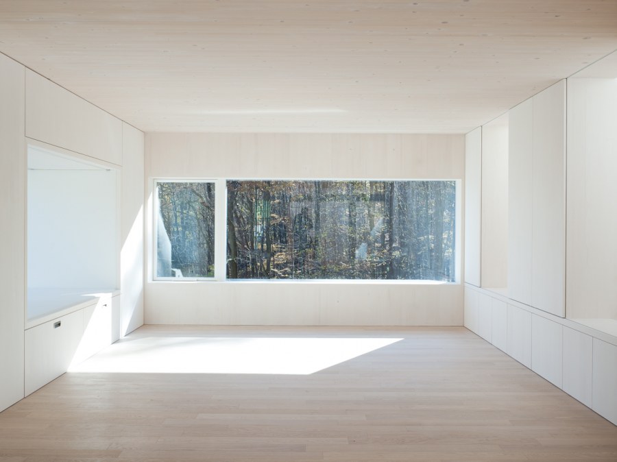 Стена с окном