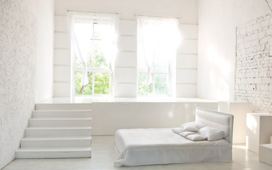 Фотостудия с белыми стенами