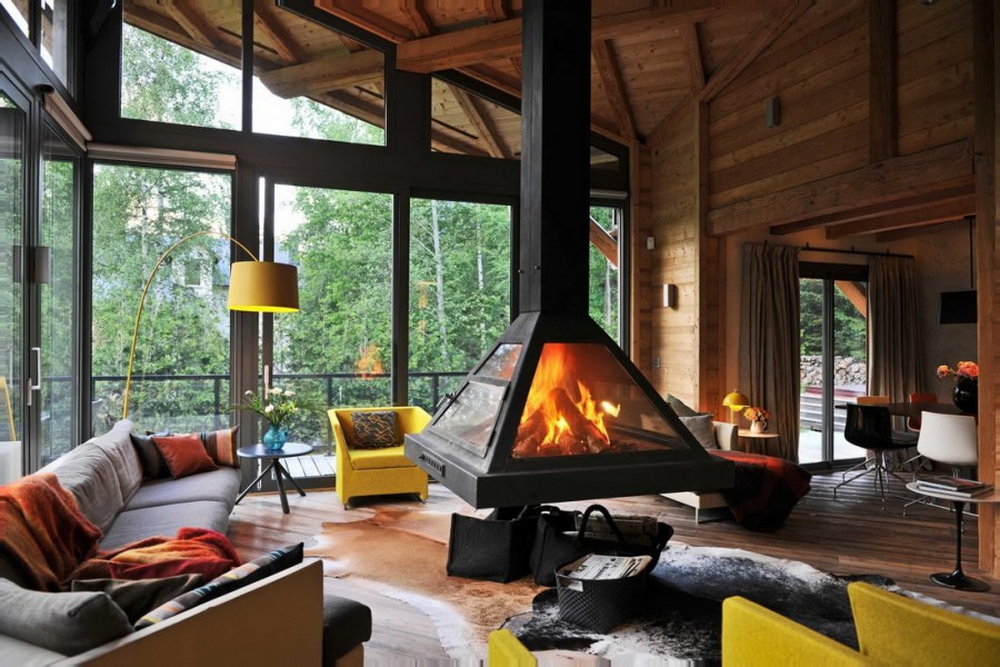 Гостиная с камином и панорамными окнами