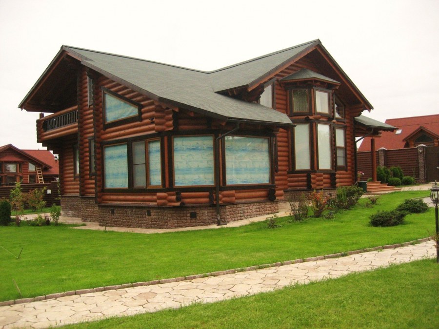 Коричневый деревянный дом