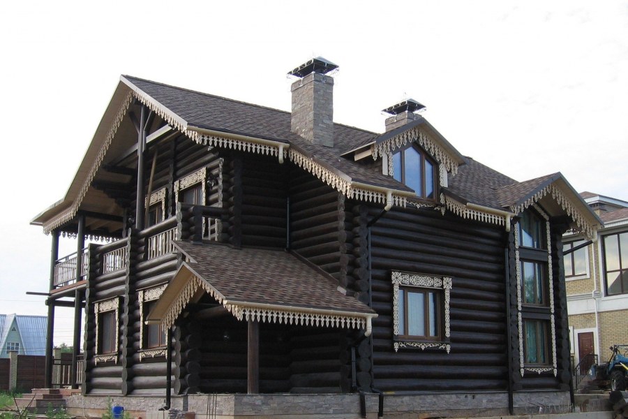 Темный бревенчатый дом