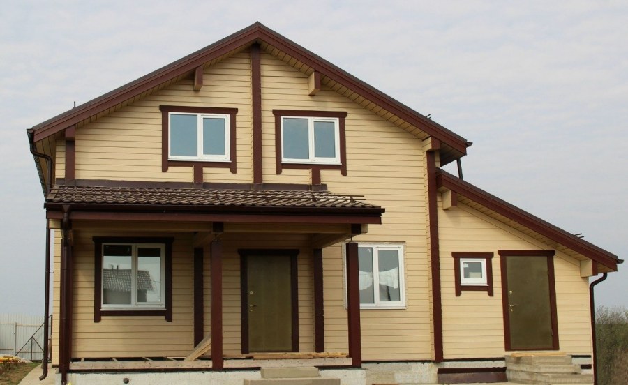 Деревянный дом цвета слоновой кости