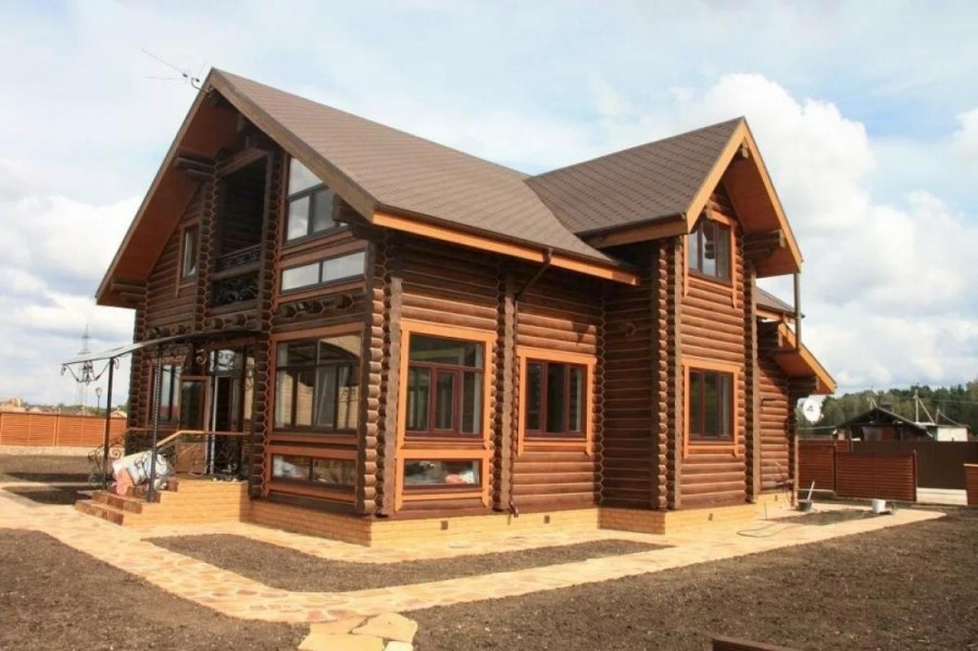 Коричневый дом из бруса