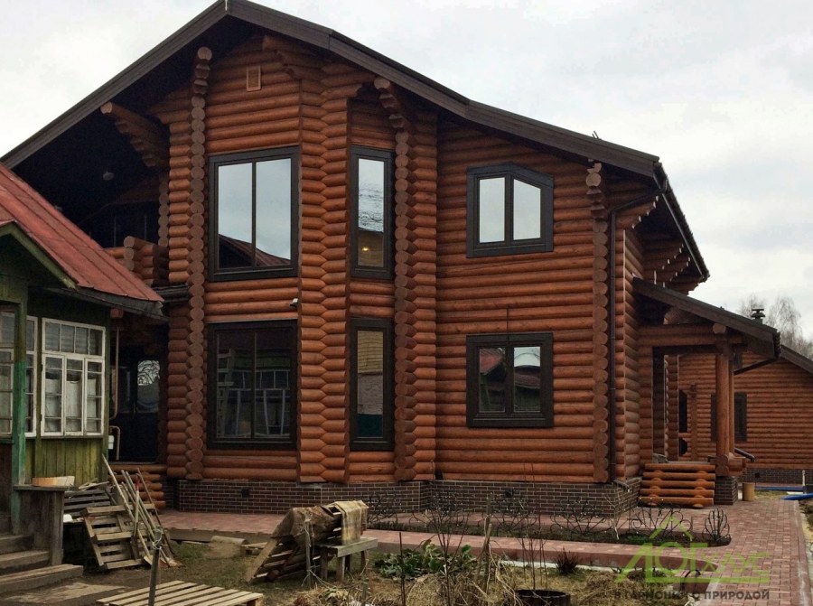 Наружная отделка дома из оцилиндрованного бревна