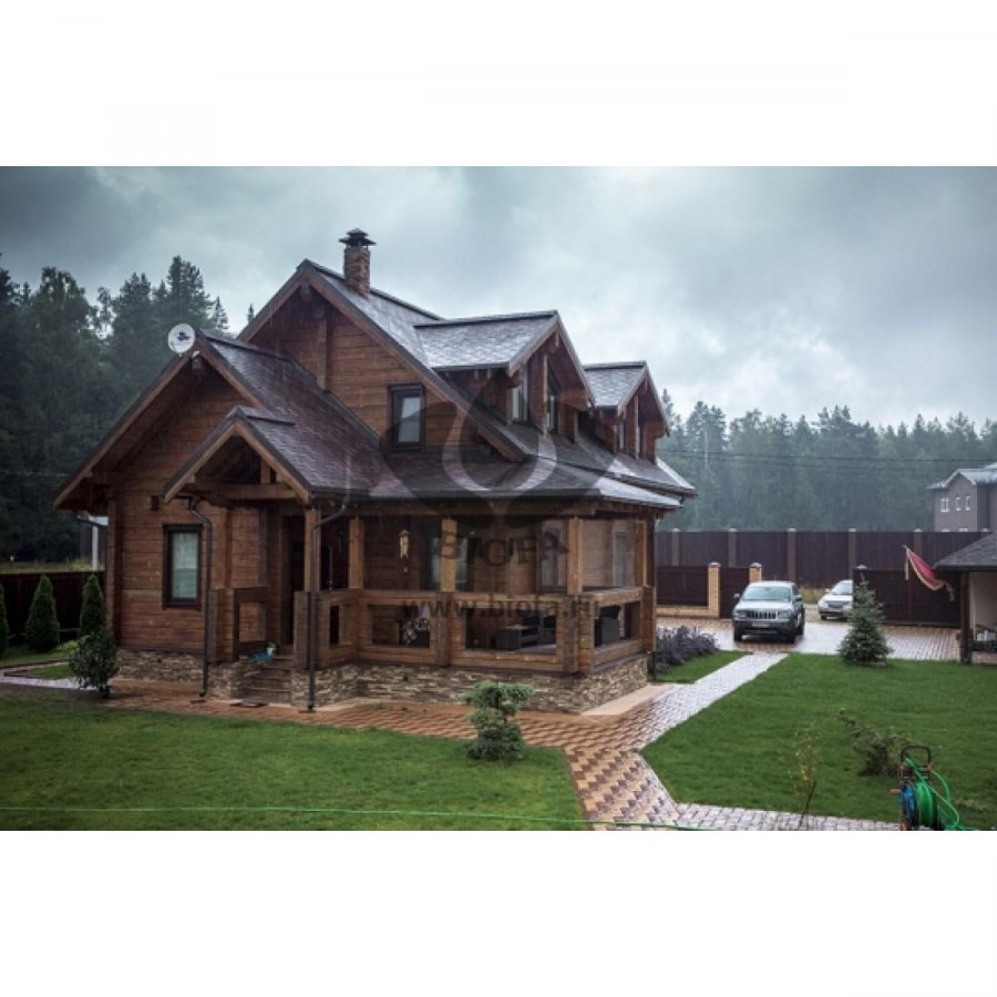 Коричневый бревенчатый дом