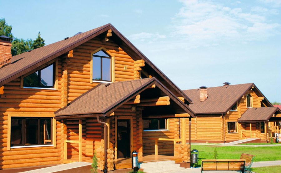 Бревенчатый дом с коричневой крышей