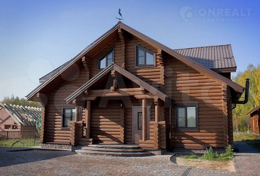 Коричневый деревянный дом