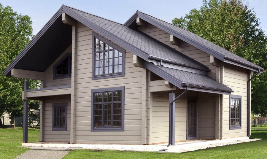Деревянный дом с серой крышей