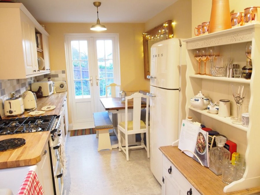 Кухня с белым холодильником