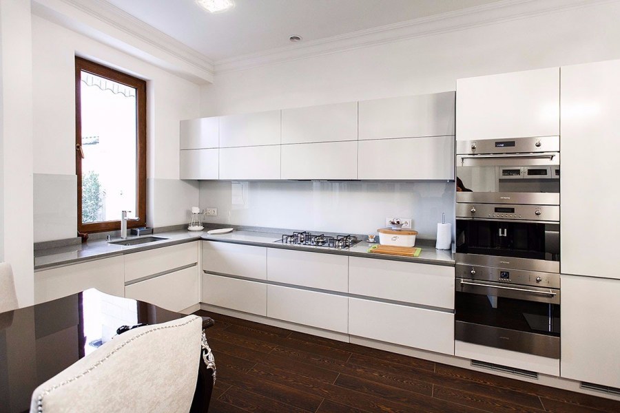 Идеи маленькой кухни белый глянец