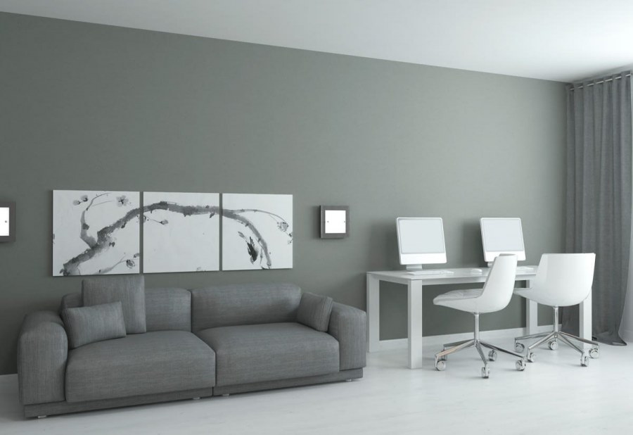 Диван на фоне серой стены