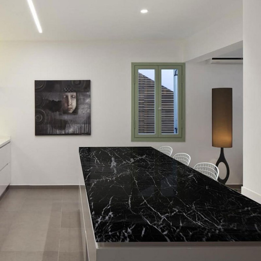 Черная мраморная стена в спальне
