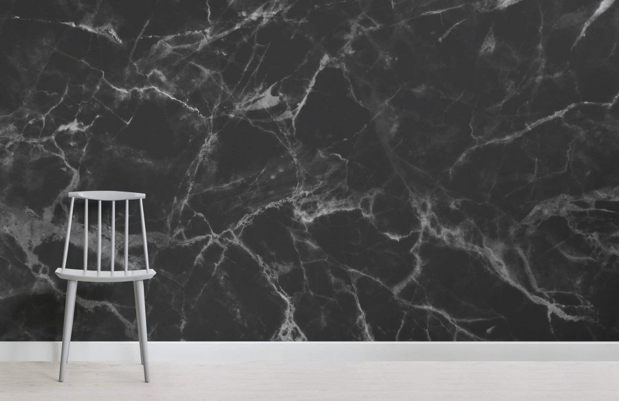 Черная мраморная стена