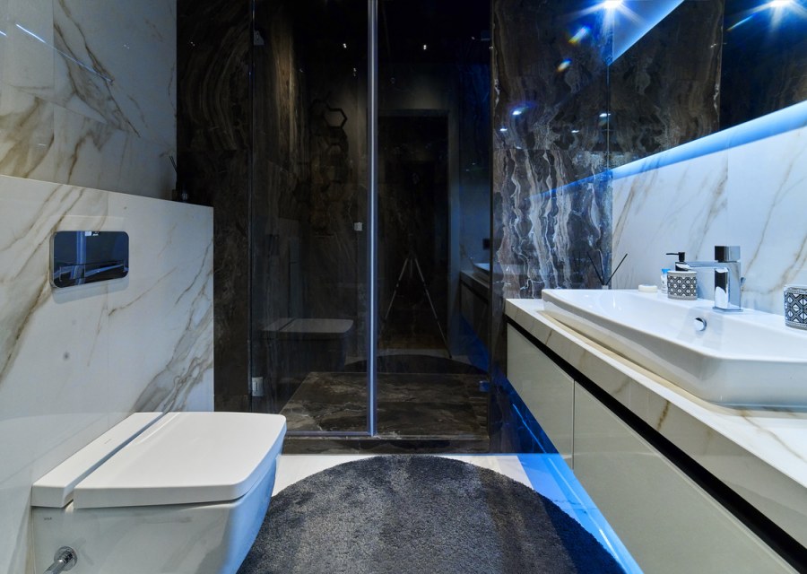 Ванная черная с белым под мрамор