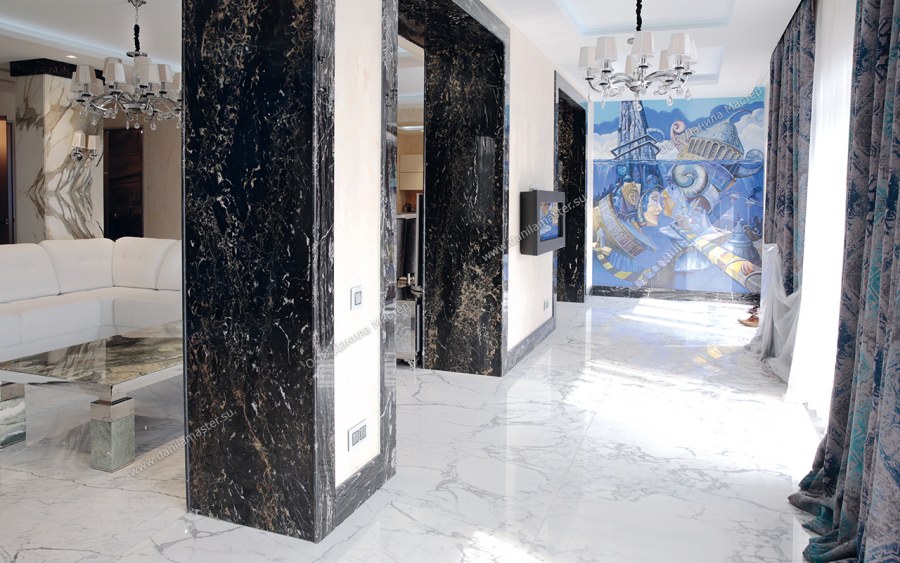 Черный мрамор на стене