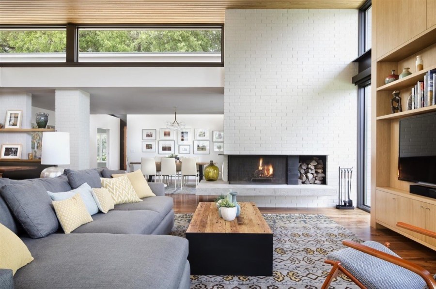 Современная гостиная с камином